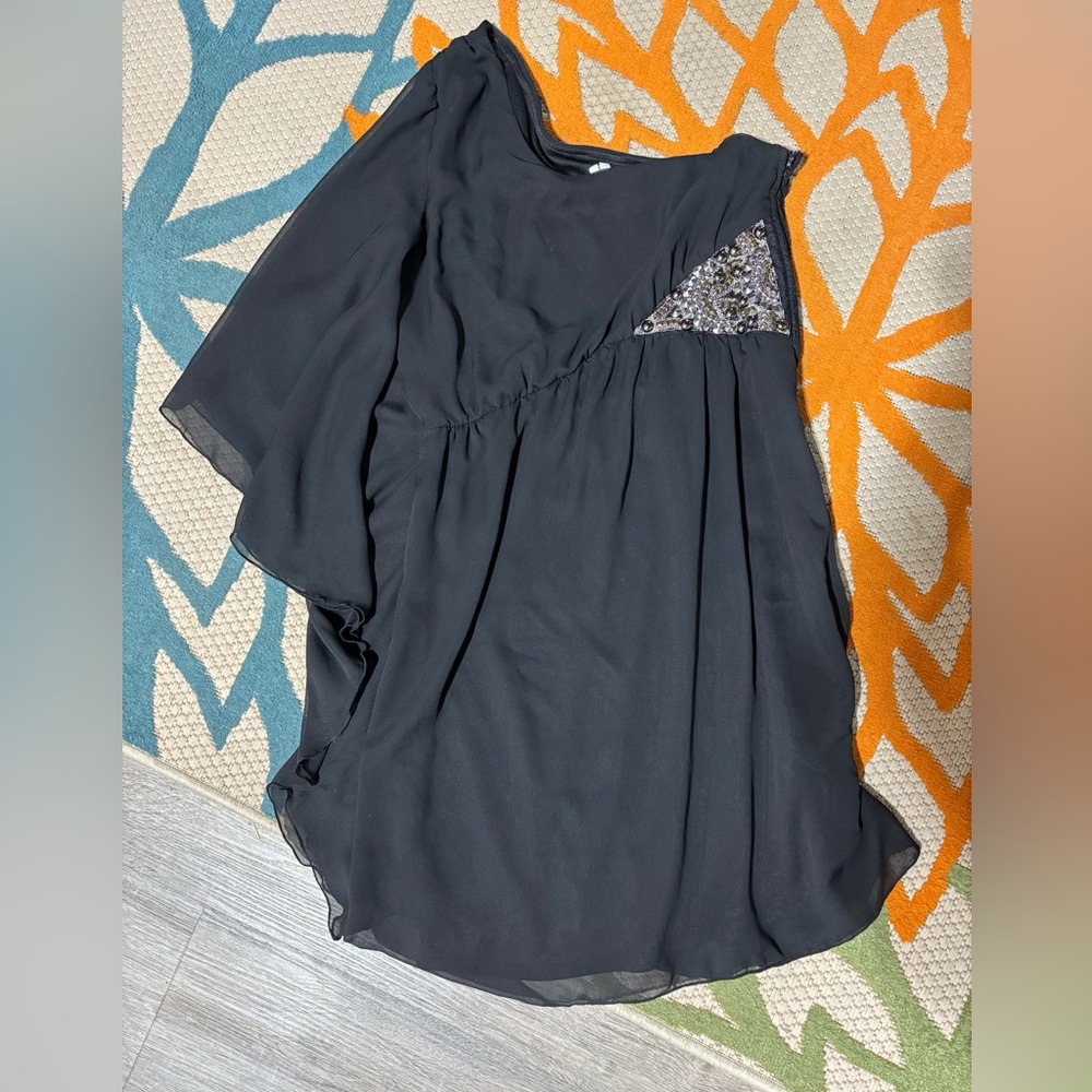 Super cute cocktail party black one shoulder dress. Studio Y Size 5/6.